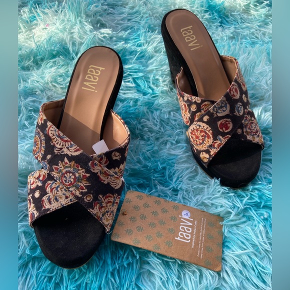 Taavi Black & Beige Ethnic Printed Open Tie Wedges - Picture 4 of 13